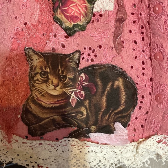 Wearable Art Kittens & Roses Magnolia Pearl Top - Picture 13 of 13